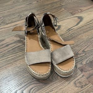 UNIVERSAL THREAD sandals :)